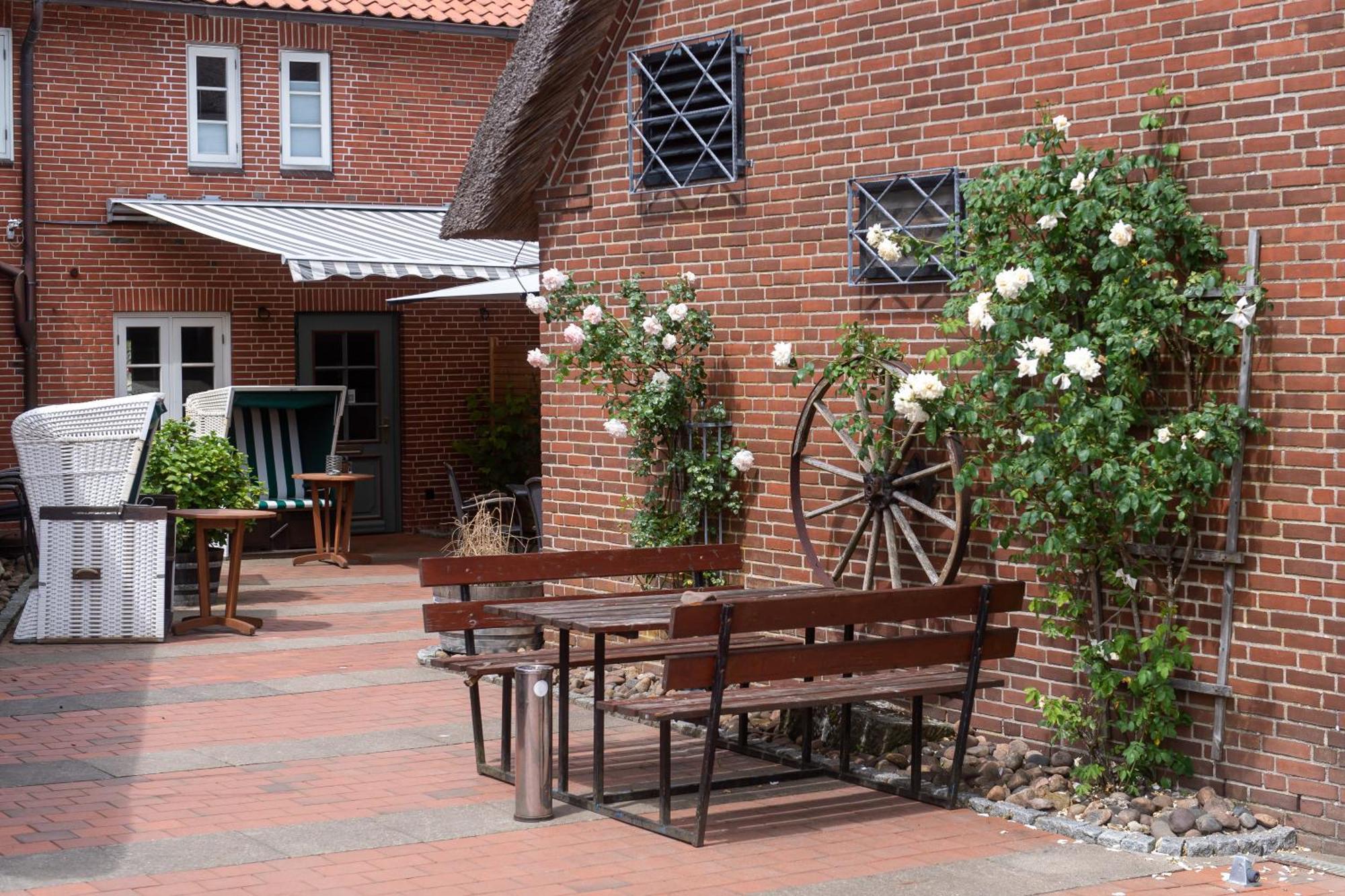 Tetens Gasthof Suederluegum Exterior photo