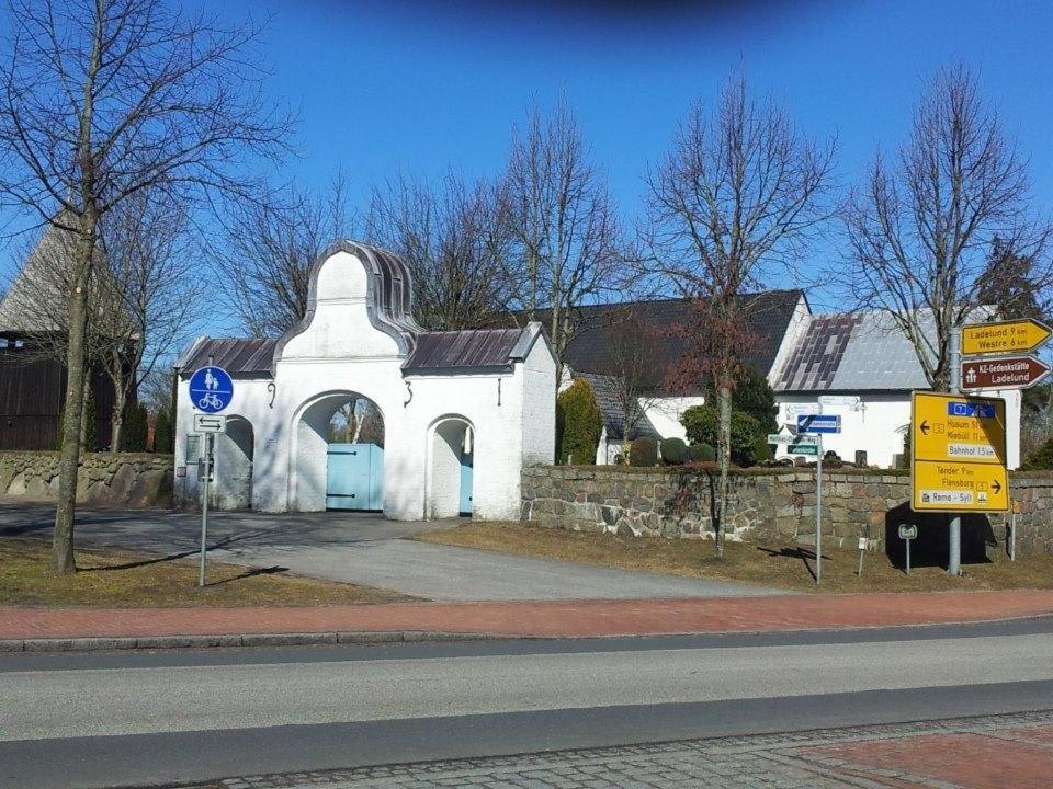 Tetens Gasthof Suederluegum Exterior photo